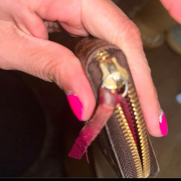 Authentic Monogram Louis Vuitton Clemence Fuscia Wallet - Picture 8 of 8